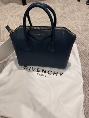 NEW GIVENCHY
SMALL ANTIGONA GRAINED LEATHER BAG
